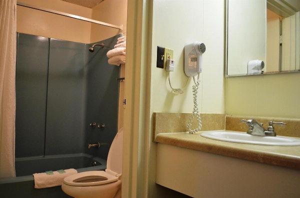 Economy Inn Bluefield image 13
